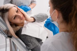woman with dental emergency 